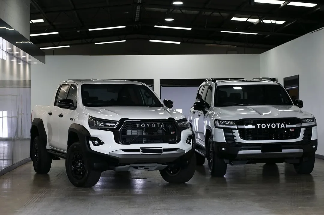 Two Toyota LandCruisers side by side in the Elite Finish studio